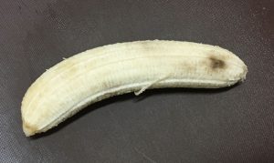剥いた完熟バナナ