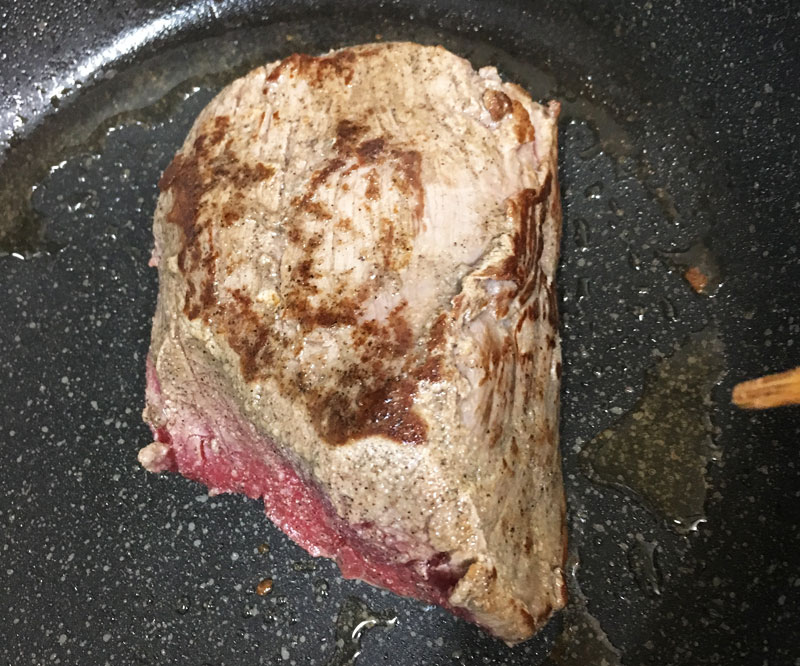 ブロック肉の表面を焼く